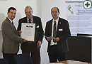 FRANKONIA wird für die erfolgreiche Umsetzung seiner Energie-Effizienzmaßnahmen ausgezeichnet. V.l.n.r.: Martin Suffel, Präsident der IHK Aschaffenburg, Diethard Heller, Umweltbeauftragter FRANKONIA, Dr. Stefan Müssig, 1. Vorsitzender des Förderkreises Umweltschutz Unterfranken e.V.