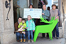 Das Bild zeigt Filialleiter Sebastian Steinmetz mit Nic und Freundin Marlene sowie die Betriebsräte Barbara Blesch, Matthias Schömig und Ulrike Schmitt (von links).